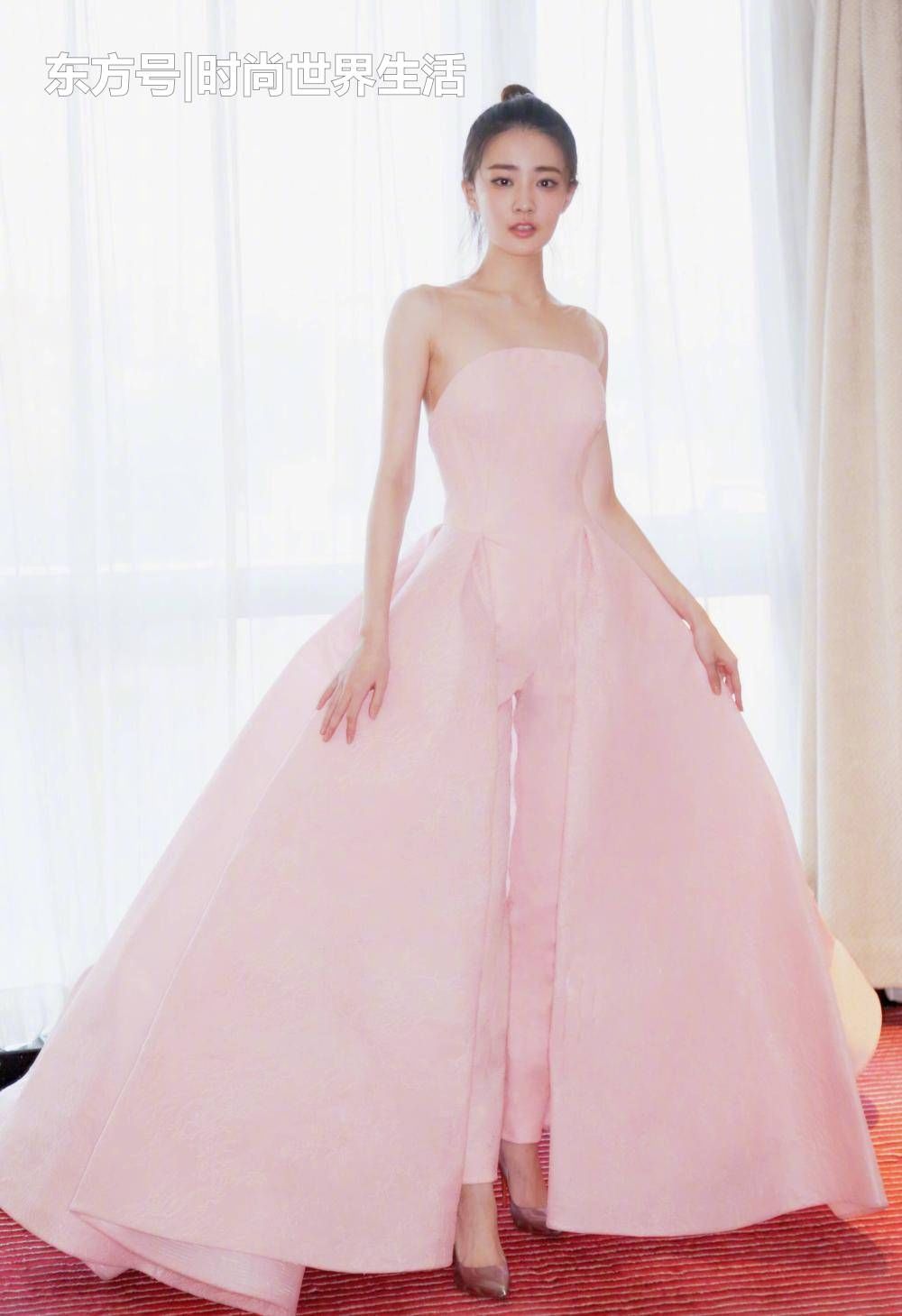 徐璐和关晓彤的礼服很粉嫩,而吴倩的黑色裙子好看吗?