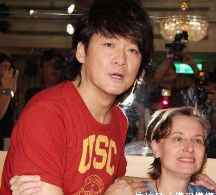 周华健的全家福,58岁老婆成80岁老太,儿女长相一言难尽