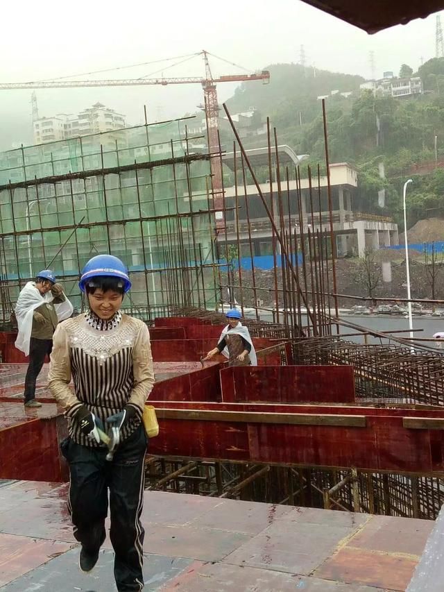梦在河南:工地上二十岁的姑娘,干活时把自己当成男人!
