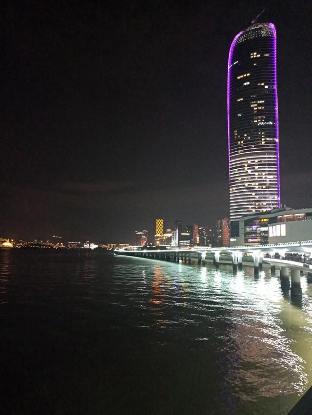 厦门双子塔夜景的美,需要懂的人去欣赏