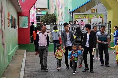 幼儿园接宝宝,最忌讳家长做这些事情,对孩子的心理影响很大