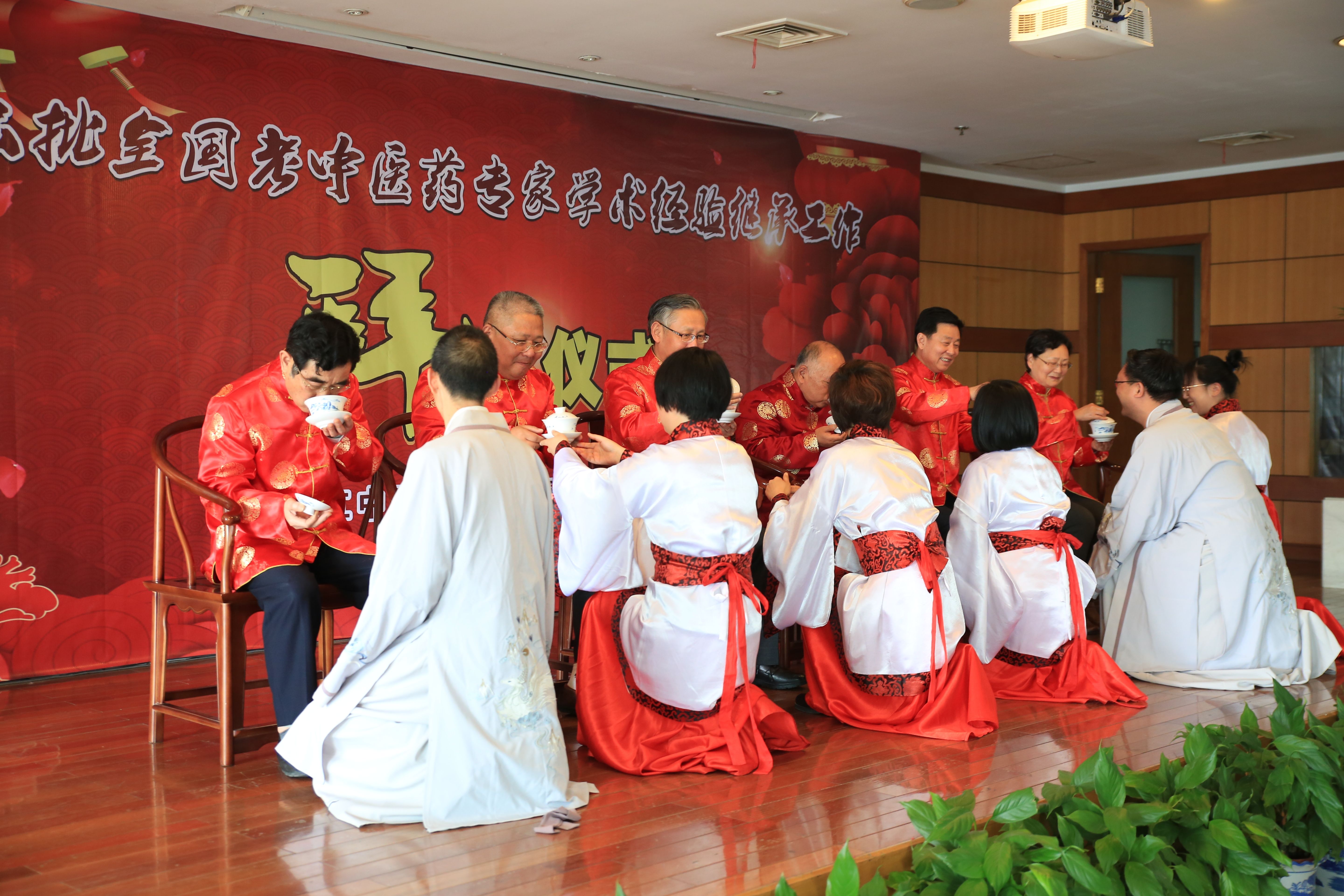 (拜师仪式.医院供图 )