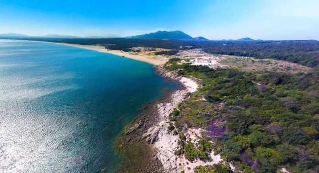 这是海南最后的海岸秘境,它有不逊于海棠湾,清水湾的海水沙滩,更有远