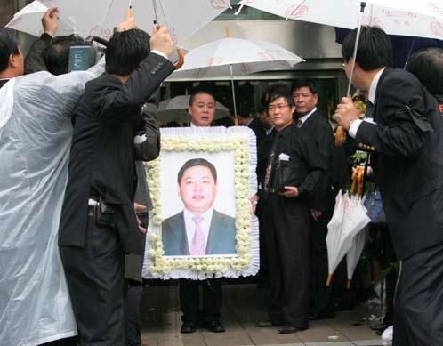 王均瑶的儿子王瀚目前的身家已经超过了100亿元.