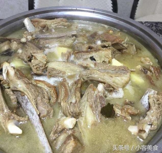 冬天进补就吃羊肉,炖一大锅,原汁原味,又烂又软又好吃