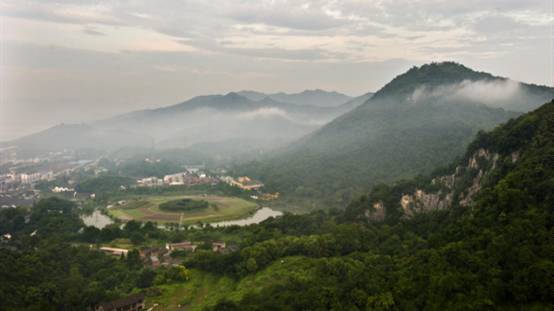 老杭州人偏爱的玉皇山有一处紫来洞,市区40℃ 这里只有十几度