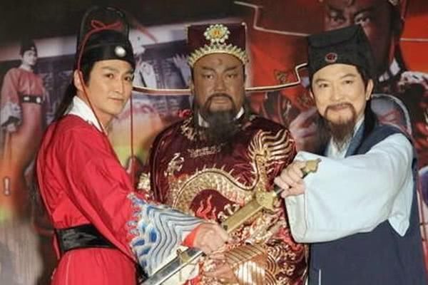 "开封有个包青天 铁面无私辨忠奸.