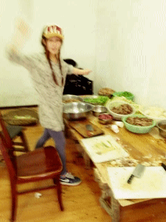 爆笑gif图 美女口味有点重啊