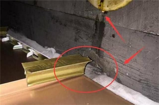 厨房吊顶出现滴水问题,拆开后,才发现在装修时就做错了