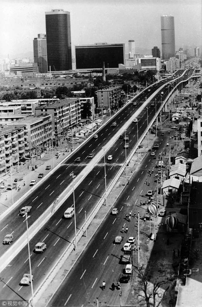 1985年,北京动物园汽车站前拥挤的人群. 郭建设/视觉中国