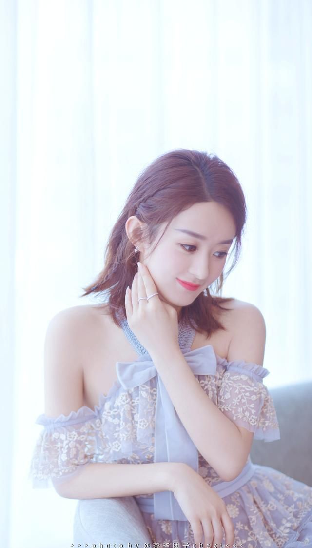 31岁赵丽颖留一款俏皮卷发,身穿仙女连衣裙,秒变成18岁少女