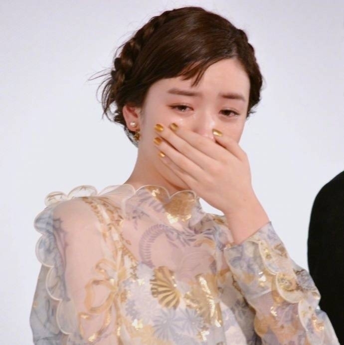 永野芽郁一组落泪照走红,活动上因收到电影原著作者的来信哭的梨花带