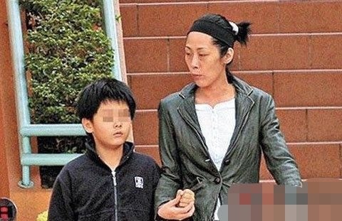 香港歌手关淑怡为活佛生下儿子如今长大