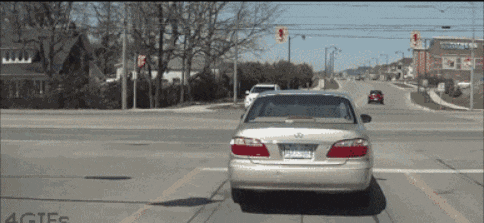 这坦克车太顽强了,竟能打的飞机飞不起来了