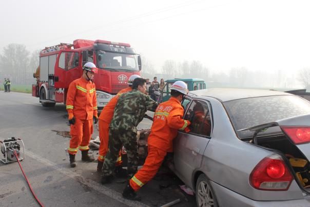 期间,延津县公安消防大队指挥中心相继接到两起交通事故报警,共出动