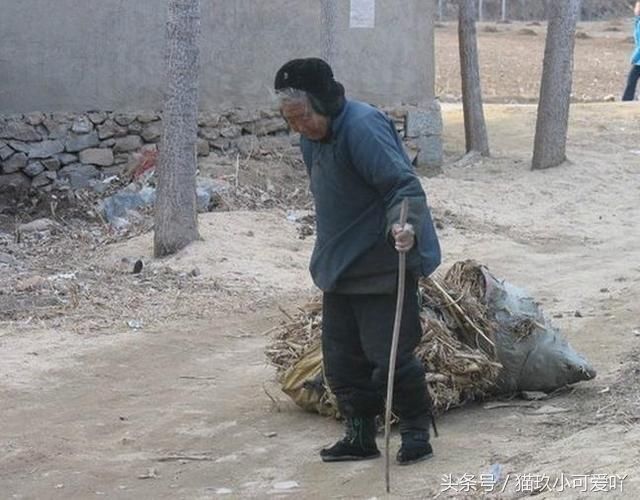 实拍:87岁老人晚年生活凄惨,儿子无情不管她,养女则移民海外