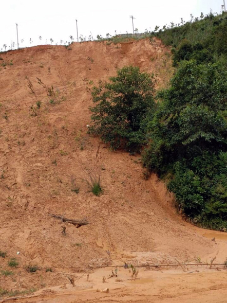 持续性强降雨造成双江县境内山体滑坡道路塌方