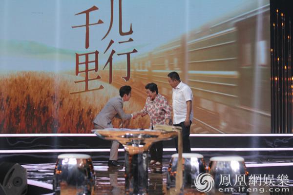 12年坚持和父母视频聊天 《儿行千里》何炅:我没做到