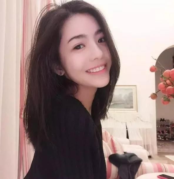 搞笑动图:女票说在加班给我发的照片,看完我知道被绿了!