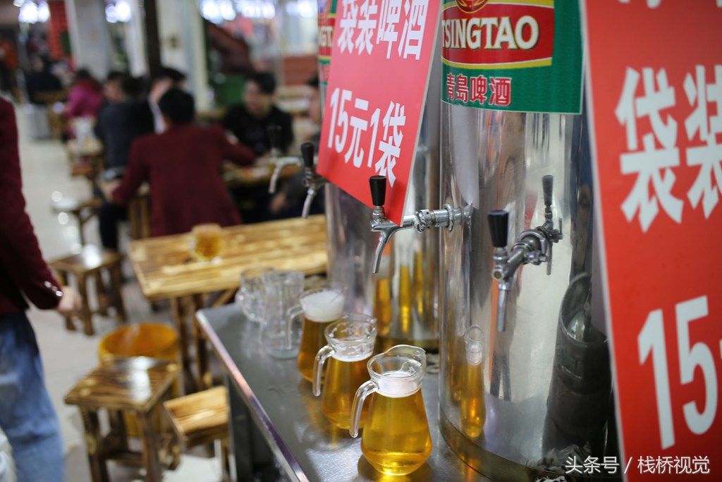 2018年3月27日,青岛栈桥海鲜大排档销售的散装青岛啤酒.