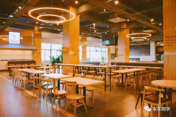 这满满的粉色 满眼的卡通元素 怎么可能会是学校食堂?