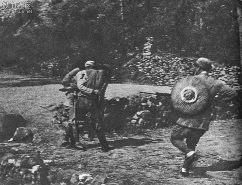 八路军战士与日本鬼子正在进行肉搏战,左面那位八路军兵士步枪已落在