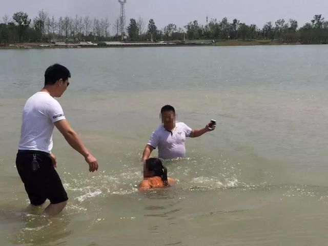 事发岳家湖:女孩沙滩边玩水时失踪,家长,消防,民警苦寻半小时