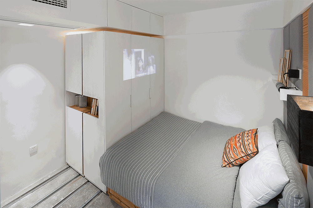 卧室的小阳台,设计成榻榻米沙发变成了一个读书角.