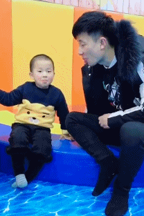 熊孩子被爸爸的假舌头吓懵了,]哈哈哈实力坑娃!