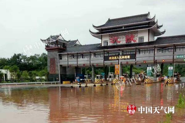 6月24日,强降雨致沅陵镇高速路收费站被淹摄影:钟济阳