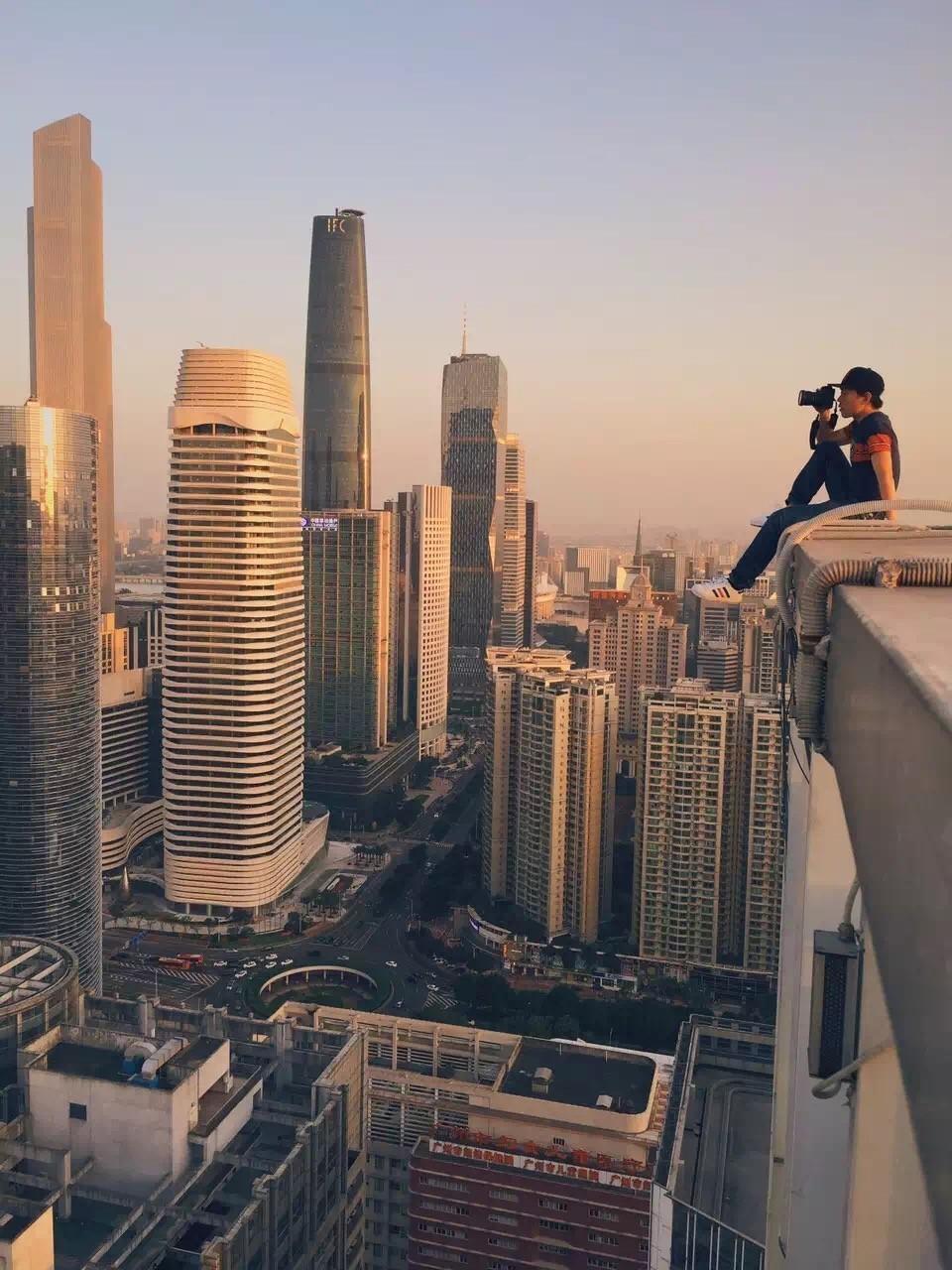 平常大家都是仰视自己熟悉的城市,楼房越来越高,站在楼顶俯视这个