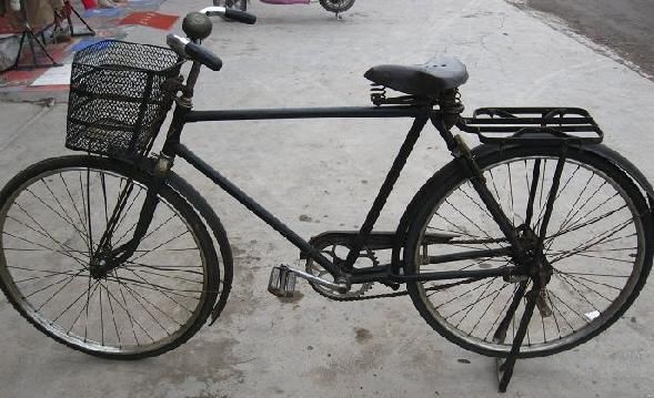 3,大金鹿牌的自行车 这辆自行车虽然古老,但是设计得很酷,质量也很好.