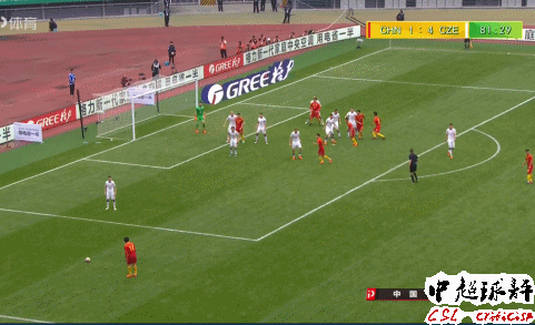 从慢镜头可以看到,王燊超在这次防守中成了一只