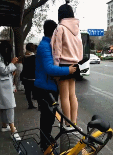 搞笑gif:惹恼女朋友的下场,就是再也无法吃鸡