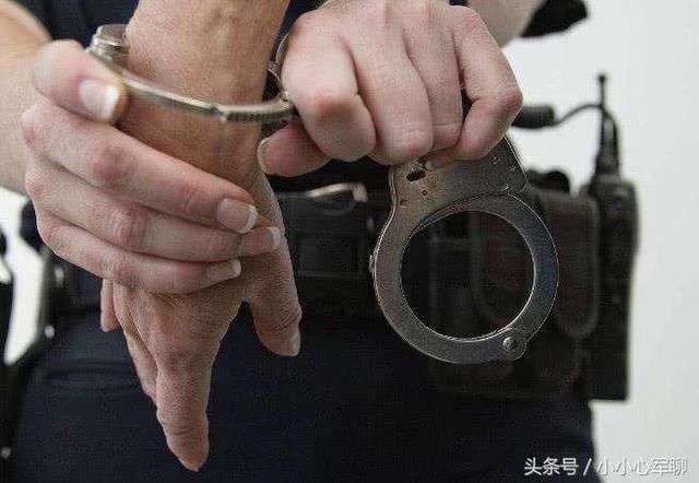 警察在什么情况下可以使用手铐?滥用的惩罚太严重,现在知道还不晚