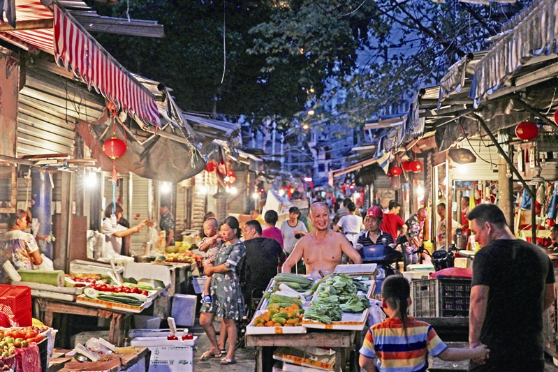 瓦市农贸市场的热闹场景