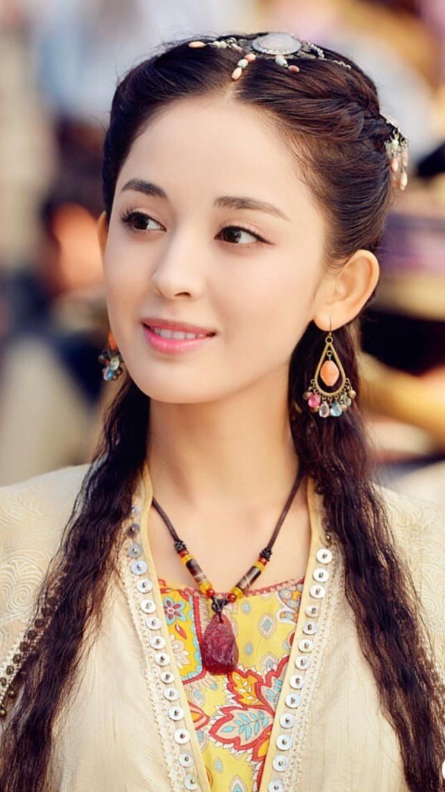 唐雨柔由古力娜扎饰演,抛开娜扎身上背负的各种言论,个人觉得娜扎长得
