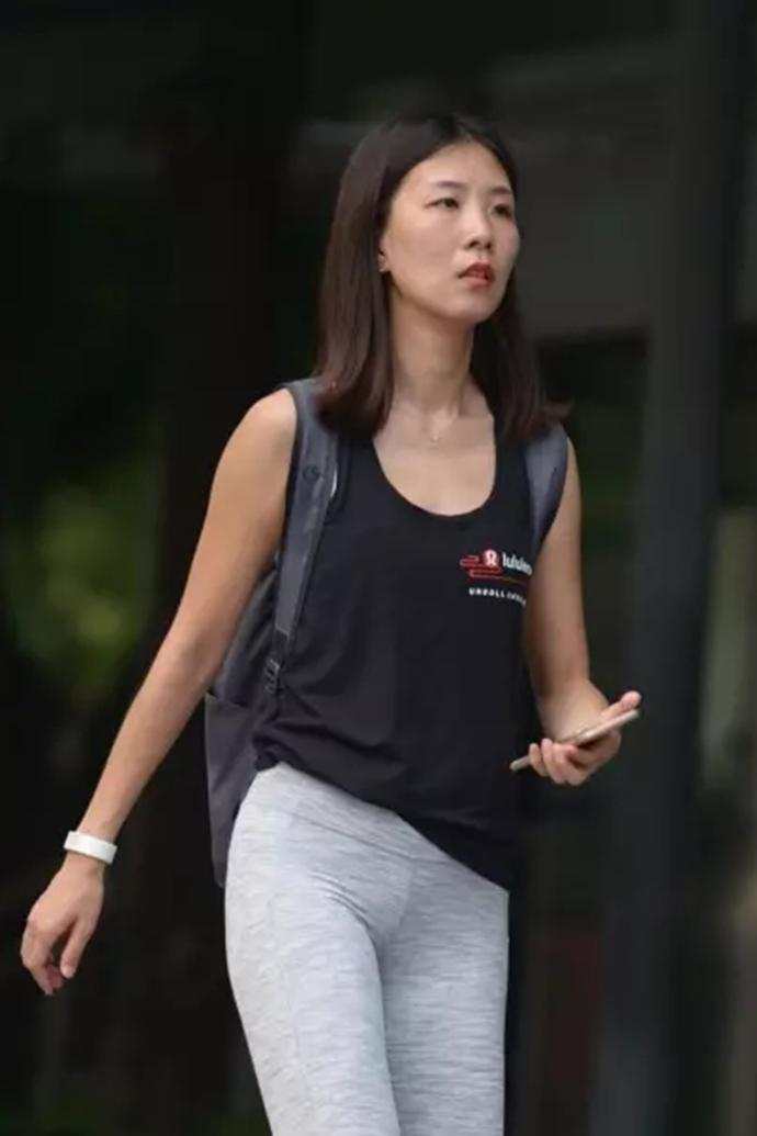 街拍女神: 美女穿的这紧身裤, 好像我的秋裤啊!