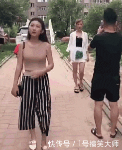 搞笑gif 妹子看见什么了,这表情耐人寻味啊