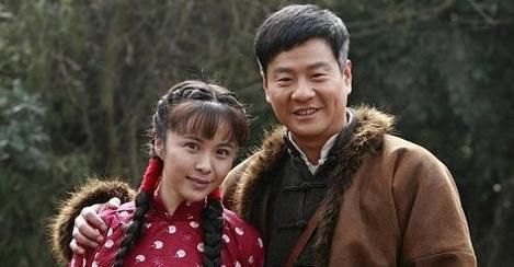话说在2009年,杨若兮有幸出电视剧《历史的进程》,与连奕名搭戏,而