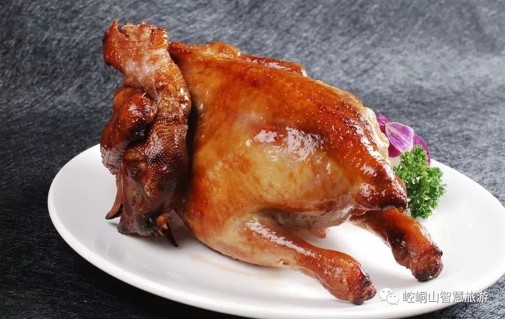 静宁烧鸡亦称静宁卤鸡,是甘肃省静宁县一带的特色传统名菜,属于甘肃