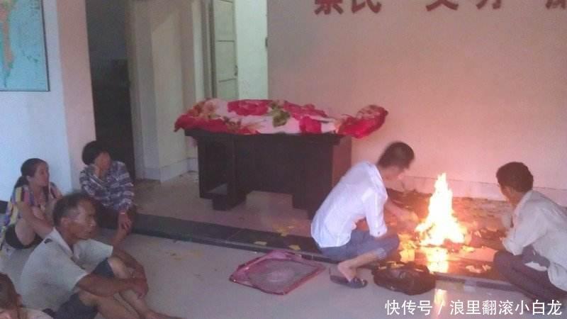 妻子因绝症离世,火化前看她最后一眼,打开棺材后众人