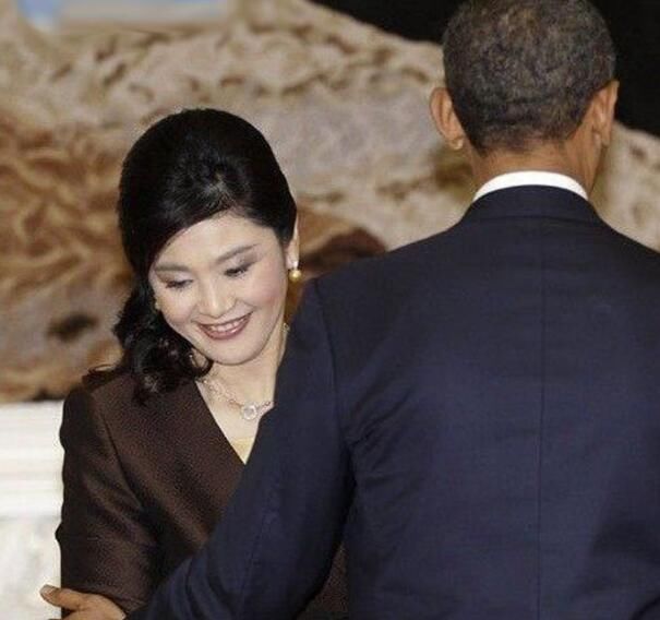 暧昧不暧昧自己看 英拉和奥巴马这是在干嘛?