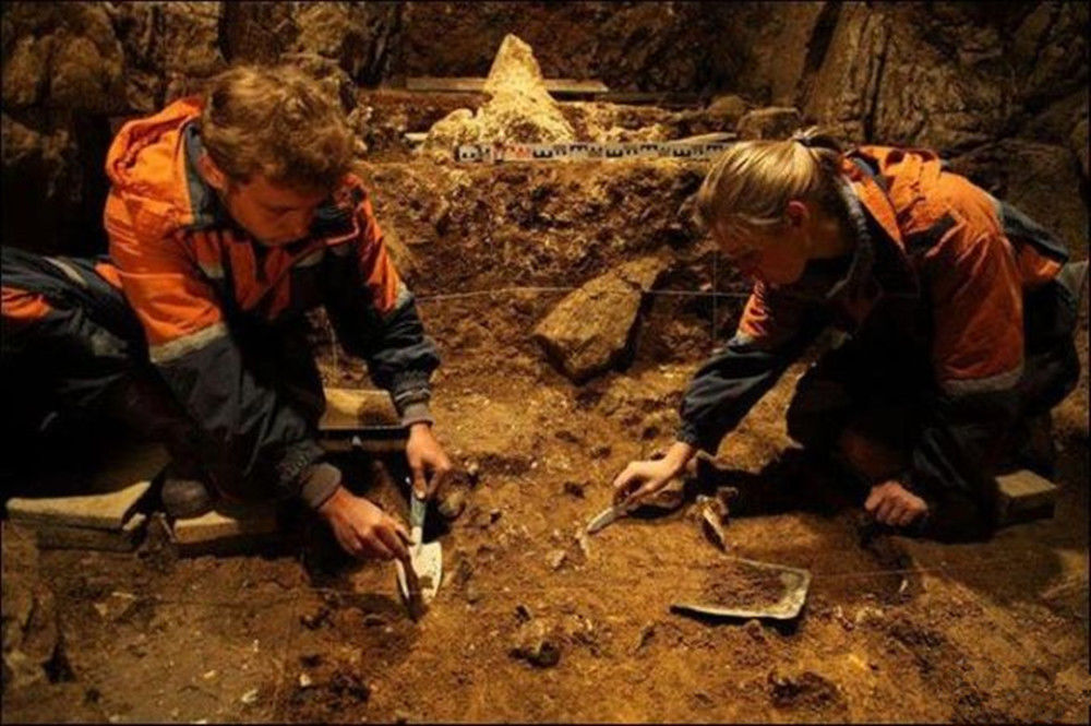 洞穴发掘了一批5000年前埋藏的"珠宝",它们是人类祖先用鸵鸟蛋制成的