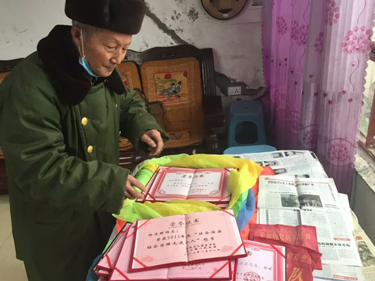 图为吴启林在遵义市播州区采访到69岁的老党员