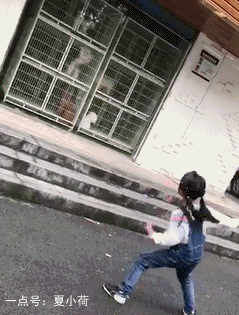 搞笑gif:这位亲妈厉害了,完全忘了还有孩子!