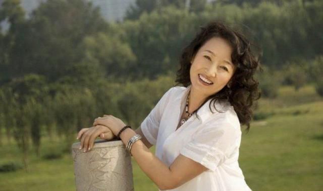 她是腾格尔前妻,与斯琴高娃齐名,离婚20年未嫁,单身却