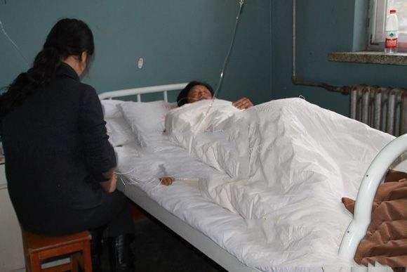 老公出差 我照顾住院的婆婆 儿子路边发现老公的车 我