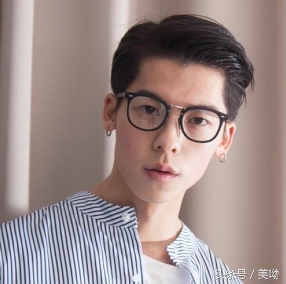 男生偏分后梳烫短发发型, 将发顶的头发顺着高额头梳成后梳的烫发