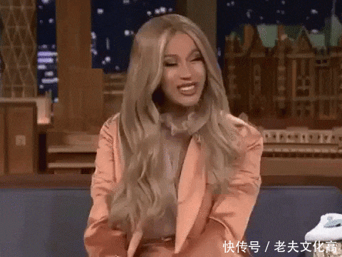 妹子这是坐着什么呢?表情这么丰富!